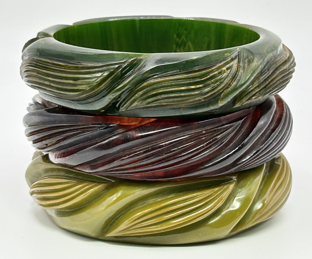 BB463 green & rooter leaf carved bakelite bangles